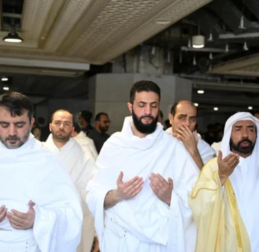 Lideri i ri sirian kreu umren në Mekë, sauditët i dhanë një nder që u jepet vetëm të rrallëve