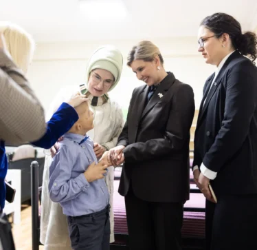Emine Erdoğan dhe Olena Zelenska vizituan fëmijët ukrainas pa prindër në Ankara