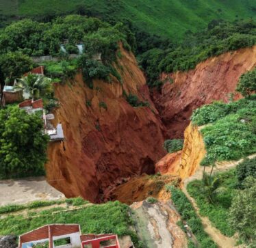 Situata është përshkallëzuar, gropat kërcënojnë të “gëlltisin” qytetin brazilian: Është shpallur gjendje e jashtëzakonshme
