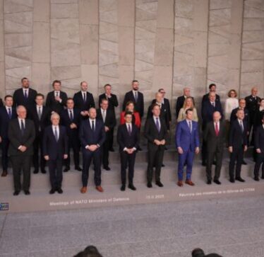 Takimi i NATO’s me Sekretarin e Trump aty, Ministri shqiptar i Mbrojtjes u kërkon aleatëve vigjilencë për Kosovën