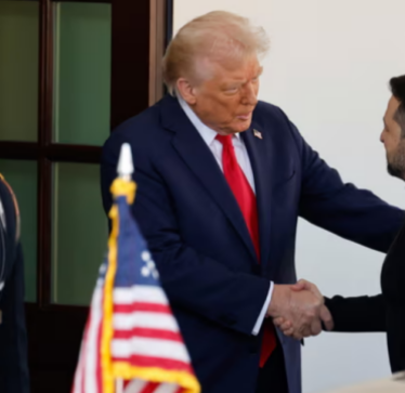 Zelensky në Shtëpinë e Bardhë, Trump e ngacmon te dyert: Është krejtësisht i veshur sot