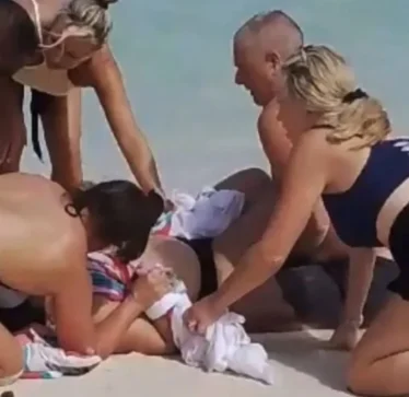 Turistja që donte të bënte foto me peshkaqenin përjetoi shokun e jetës: Humbi të dy duart