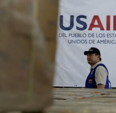 Kontraktorët e USAID-it shkarkojnë stafin, përballen me krizën e parave pasi Trump “shkaktoi kaos në botën e ndihmave”