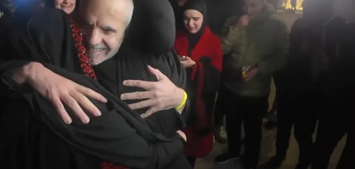 Palestinezja, e lindur kur i ati ishte në burgun izraelit, e përqafoi atë për herë të parë dje