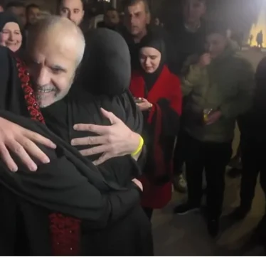 Palestinezja, e lindur kur i ati ishte në burgun izraelit, e përqafoi atë për herë të parë dje