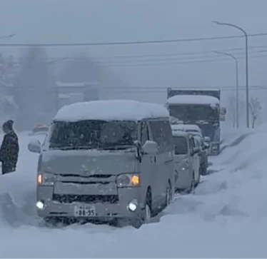 Reshjet rekord të borës në Japoni kanë sjellë probleme: Ka rënë një metër borë për 12 orë, është pezulluar trafiku