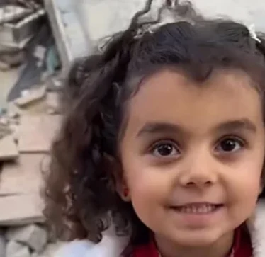 Vajza palestineze dërgon mesazh për Trumpin: “Pse më detyron të largohem nga shtëpia dhe toka ime?”