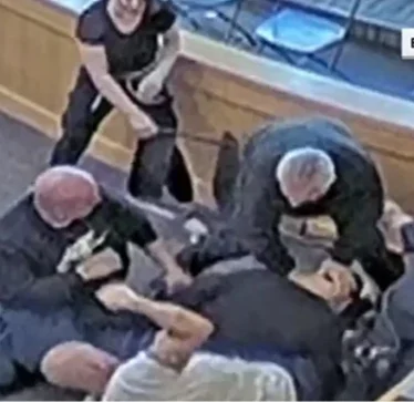 Familja sulmon të dyshuarin për vrasjen e kushërirës, duke thënë se “ia vlejti”: Skena kaotike në New Mexico