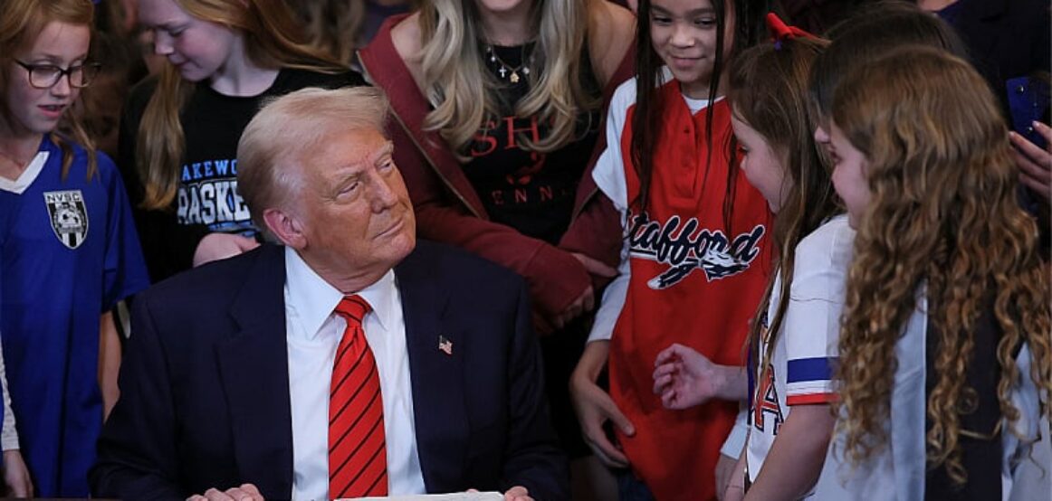 Trump nënshkruan urdhrin e ri ekzekutiv, ndalohet pjesëmarrja e personave transgjinorë në sportet e grave