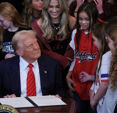 Trump nënshkruan urdhrin e ri ekzekutiv, ndalohet pjesëmarrja e personave transgjinorë në sportet e grave