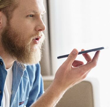 Një francez u gjobit me 200 euro për telefonatë me altoparlant: “Do të ishte njësoj sikur të kishte lëshuar muzikë me zë të lartë”