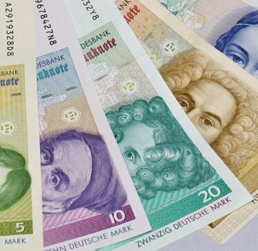 Çifti, gjatë rinovimit të shtëpisë, gjeti 400,000 marka gjermane, por bënë një gabim për të cilin u dënuan