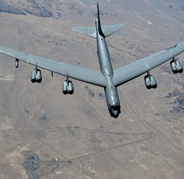 Amerikanët demonstrojnë fuqinë me fluturimin e bombarduesve strategjikë B-52 mbi Lindjen e Mesme