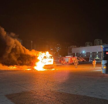 Në Izrael shpërthyen disa autobusë në parking, bomba u gjetën në Tel Aviv