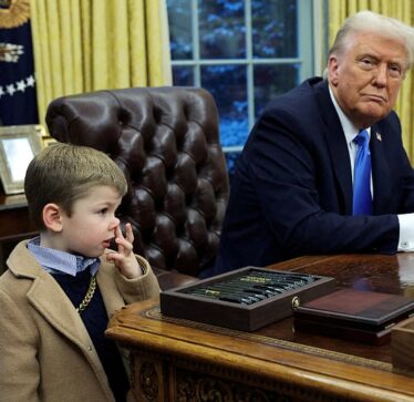 Trump zëvendësoi tavolinën e famshme të Zyrës Ovale disa ditë pasi djali i Musk-ut fshiu hundën mbi të