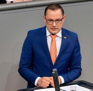 Lideri i AfD-së paralajmëron Merzin: “Kushdo që ndërton mure mbrojtëse kundër nesh, do të digjet pas tyre”