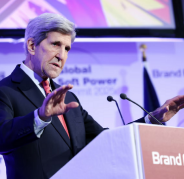 Kerry thotë se Trump po përpiqet të gjejë paqe, por ia hedh poshtë deklaratën me të cilën fajësoi Ukrainën
