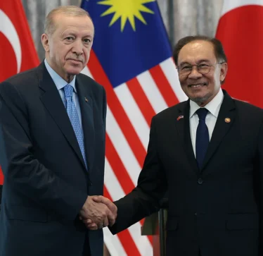 Kryeministri i Malajzisë Enver Ibrahim: “Jemi me fat që po presim liderin e botës myslimane, Erdoğan-in”