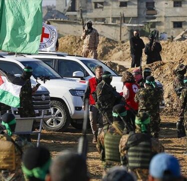 Brigadat Al-Qassam i dorëzojnë Kryqit të Kuq 3 pengje izraelitë në Gaza