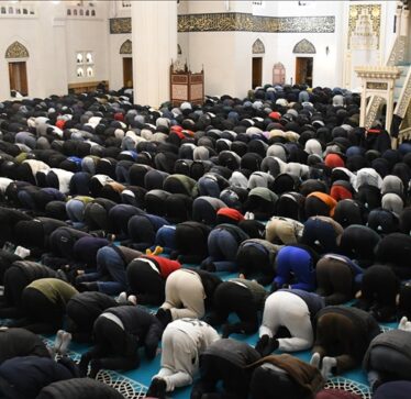 Falet namazi i teravisë së parë në vendet e Ballkanit