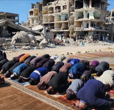 Palestinezët në Gaza falën namazin e xhumasë pranë rrënojave të xhamisë