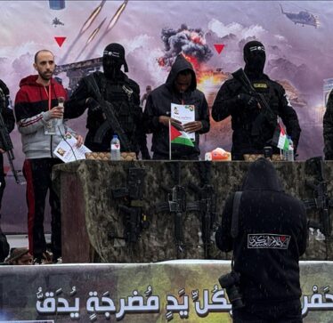 Hamas ka liruar gjashtë pengje dhe Izraeli ka shtyrë lirimin e më shumë se 600 të burgosurve palestinezë.