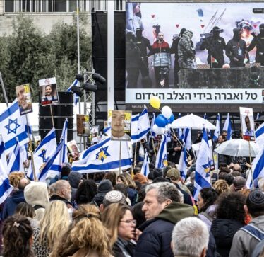 Mijëra njerëz mblidhen në Tel Aviv për të ndjekur lirimin e pengjeve izraelite