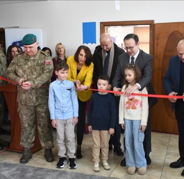 Kosovë, KFOR-i Turk hap bibliotekë për nxënësit e një shkolle fillore