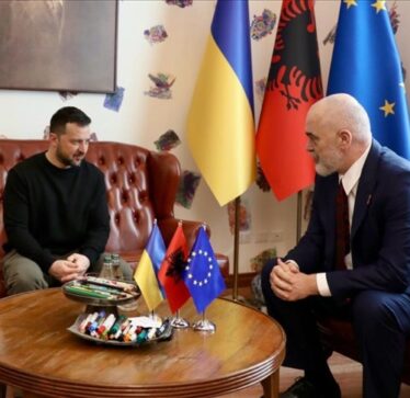 Rama zhvillon bisedë telefonike me Zelenskyyn, falënderon për mbështetjen ndaj Ukrainës