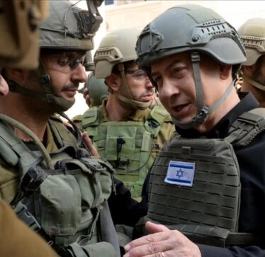 I shoqëruar nga ushtarë, Netanyahu futet në një shtëpi palestineze në kampin e refugjatëve Tulkarem