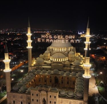 Xhamitë në Istanbul zbukurohen me dritat “Mahya” për muajin e Ramazanit