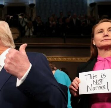 “Kjo nuk është normale”, kongresistja demokrate me mesazh për Trumpin – i shfaqet presidentit para syve duke mbajtur letrën në dorë