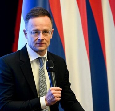 Ministri i jashtëm hungarez: Ukraina po shtyhet drejt BE-së, ndërsa Ballkani Perëndimor pret 15 vjet