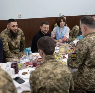 Zelenski iftar me ushtarët myslimanë, disa prej tyre morën titullin Hero i Ukrainës