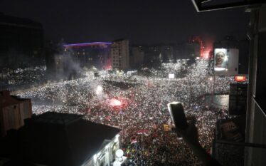 Protestat masive në Beograd përfundojnë: Dhjetëra mijëra qytetarë i dërgojnë…