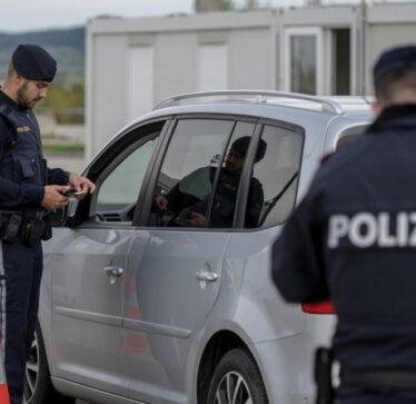 Austria ndalon bashkimin familjar për azilkërkuesit
