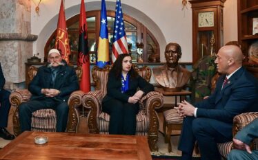 Osmani shkon në odën e Haradinajve për Epopenë e Dukagjinit:…