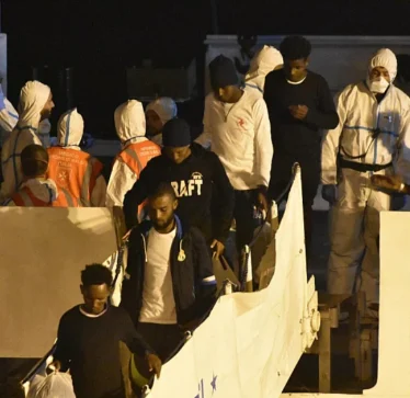 Qeveria italiane humbi në gjykatë, do të duhet të kompensojë migrantët të cilëve u ndaloi hyrjen