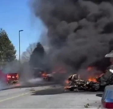 Avion i vogël bie në një parking në shtetin amerikan të Pensilvanisë