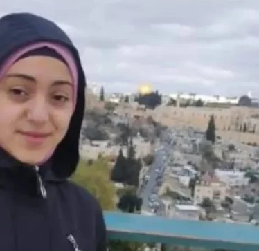 Gjykata izraelite vendosi një vajzë palestineze 12-vjeçare në arrest shtëpiak për shkrime në fletore