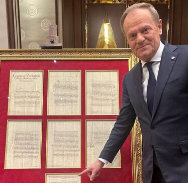 Erdogan në Ankara priti kryeministrin e Polonisë Donald Tusk dhe e mahniti me dhuratën që i dha