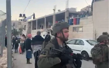 Kolonët izraelitë u futën në shtëpinë e një familjeje palestineze…