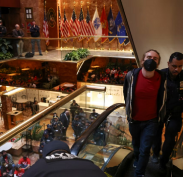 Demonstruesit hebrenj hynë në ‘Trump Tower’ për të protestuar kundër arrestimit të aktivistit palestinez