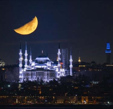Gjysmëhëna mbi Istanbulin ofron pamje të bukura me xhaminë e Sultanahmetit