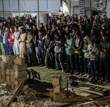 Mes rrënojave, palestinezët në Gaza falin namazin e teravisë së parë