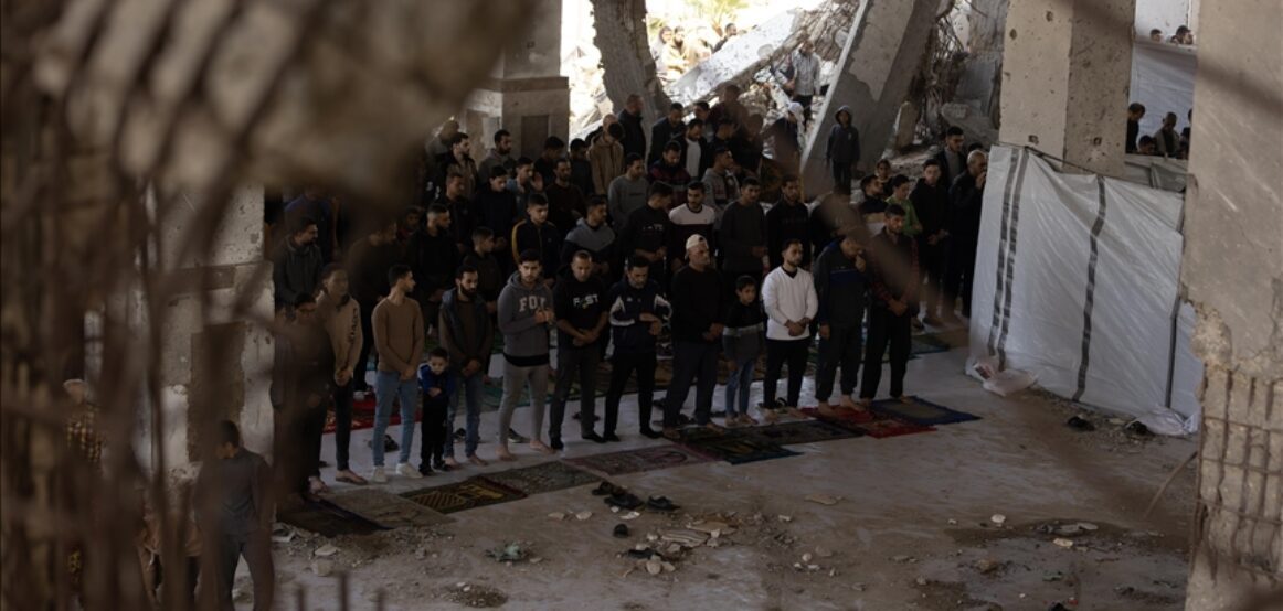 Gaza, falet xhumaja në rrënojat e xhamive të shkatërruara nga Izraeli