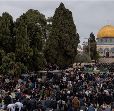 Pavarësisht kufizimeve izraelite, 90.000 besimtarë falën xhumanë e parë të Ramazanit në Al-Aksa