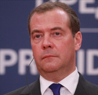 Medvedev: Macron do të “zhduket përgjithmonë” jo më vonë se 14 maj 2027