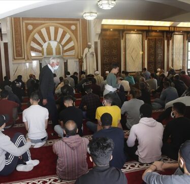 Në Xhaminë e Madhe të Granadës në Spanjë, pothuajse çdo të premte një person pranon islamin