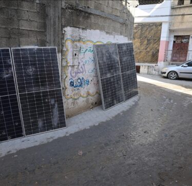 Palestinezët në Gaza riparojnë panelet diellore për shkak të ndërprerjes së energjisë elektrike nga Izraeli